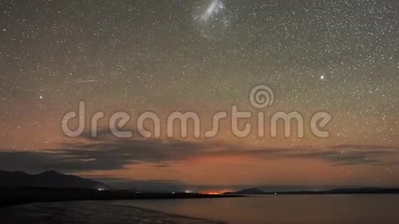 美丽的时光流逝稳定的海景长时间曝光观星流星雨银河系在北极光夜空中视频的预览图