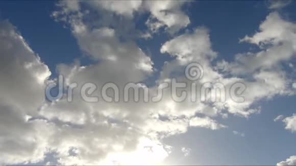 白云的延时剪辑视频的预览图