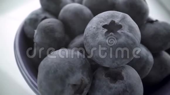 湿鲜蓝莓背景工作室宏观拍摄视频的预览图