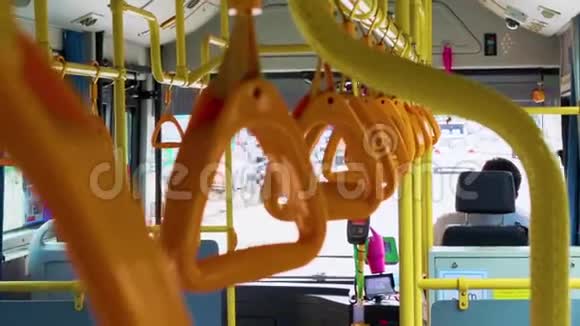 黄色的挂手柄供站在现代公共汽车上的乘客使用郊区和城市交通视频的预览图