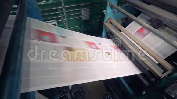在工厂打印报纸关门印在印刷厂机器上的报纸视频的预览图