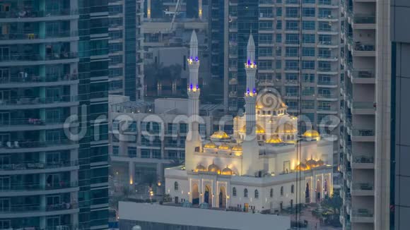 阿尔拉海姆清真寺之间的摩天大楼白天到晚上码头步行在迪拜码头迪拜阿联酋视频的预览图