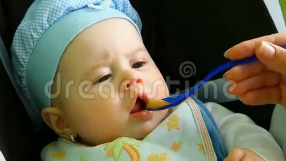 婴儿喂养视频的预览图