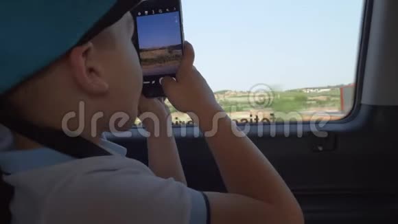 在车里的孩子在城市街拍手机照片视频的预览图