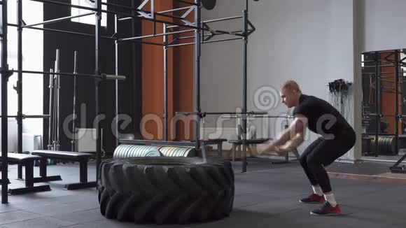健身男子在健身房做大锤式秋千运动视频的预览图