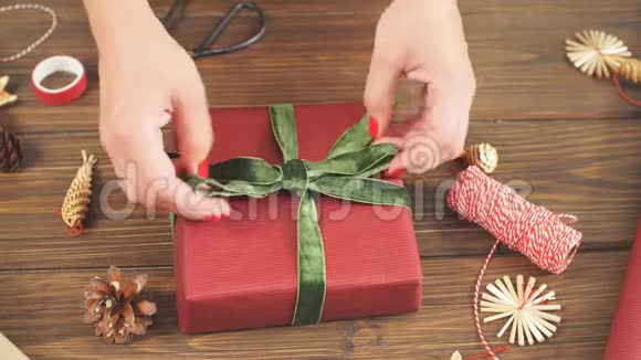 为圣诞节装饰红色礼品盒的女性手双手合拢视频的预览图