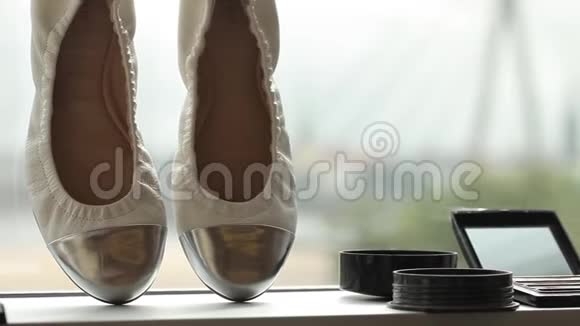 新娘婚礼漂亮的鞋子站在橱窗旁的化妆品豪华高跟特写镜头视频的预览图