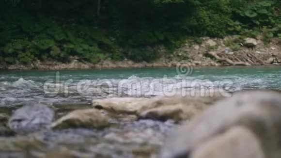 山河的水流在石头上快速流动溪中清水视频的预览图