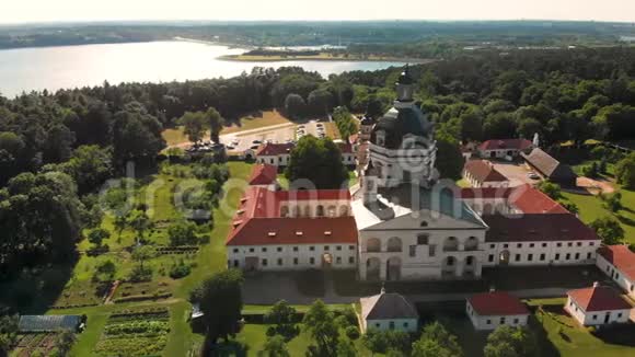 夏季您可以在空中看到帕齐利斯修道院和教堂视频的预览图