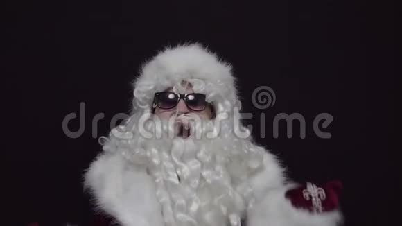 胜利的反应成功的兴奋圣诞老人穿着红色西装肖像视频的预览图