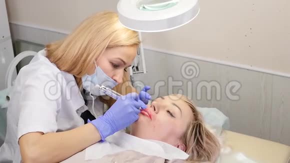 美容医生为女性客户的嘴唇做永久化妆的程序慢动作视频的预览图