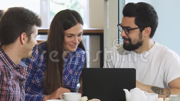英俊的胡子男和他的朋友在咖啡店吃早餐视频的预览图