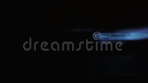 黑色背景上的煤气炉气体开启呈蓝色火焰视频的预览图