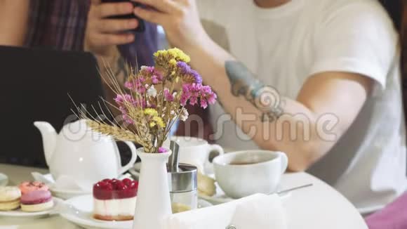 一群朋友一起在咖啡店用智能手机视频的预览图