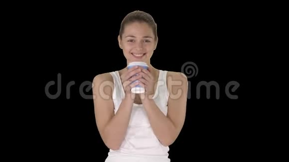 放松的女人喝咖啡阿尔法频道视频的预览图