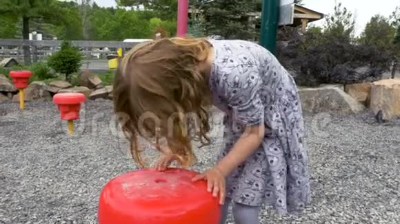玩水坑的孩子视频的预览图