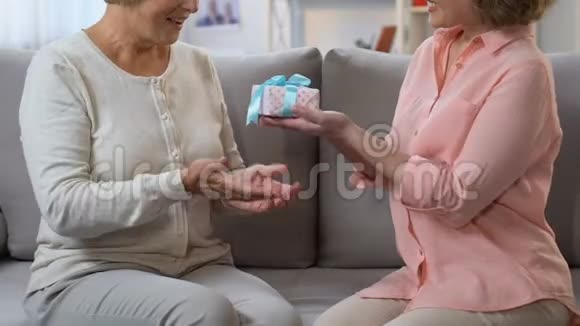 成年女儿给快乐妈妈送礼物生日惊喜视频的预览图