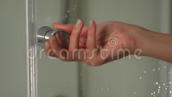 打开或关闭玻璃淋浴室的门把手淋浴舱壁视频的预览图