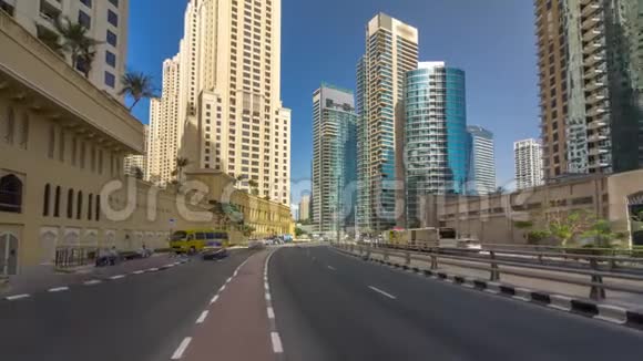 在JumeirahBeach住宅和迪拜码头的街道上的交通视图阿拉伯联合酋长国视频的预览图