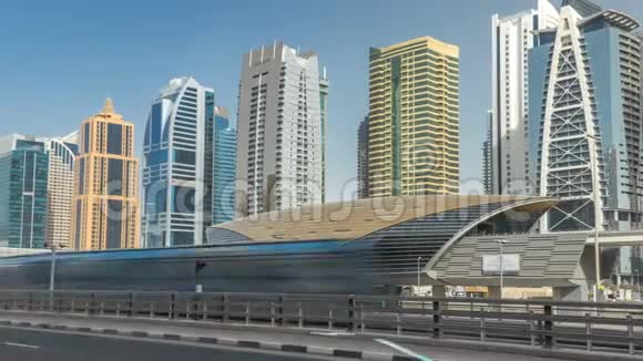 在谢赫扎耶德路上可以看到朱迈拉湖的摩天大楼和地铁站视频的预览图