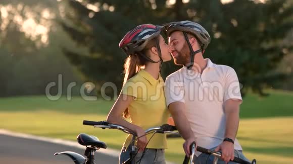 骑自行车的情侣在户外接吻视频的预览图