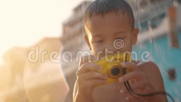 带防水摄像头的儿童可在沙滩淋浴视频的预览图