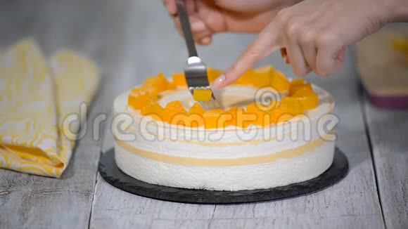 用桃子装饰慕斯蛋糕视频的预览图