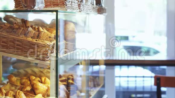 从面包店橱窗里挑选甜点的帅哥视频的预览图