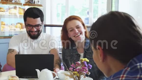 快乐的人们在咖啡厅一起吃早餐视频的预览图