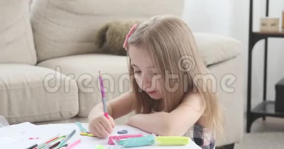 女孩在家用彩色铅笔画画视频的预览图