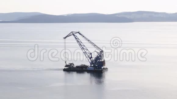 浮吊在俄国人的岛屿背景下航行在远东城市海参崴的博斯普鲁斯海峡东部第视频的预览图