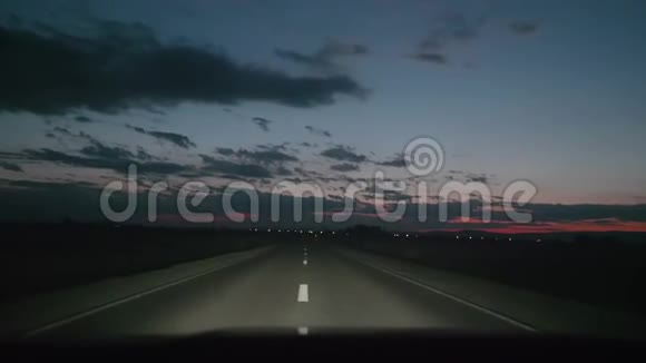 在夜间道路上单人驾驶彩色天空没有汽车轻松驾驶视频的预览图