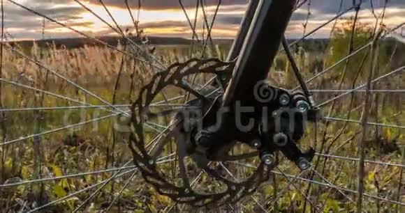 在夕阳下摄像机沿着自行车移动美丽的景观时间流逝过度流逝视频的预览图
