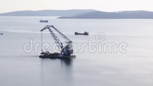 浮吊在俄国人的岛屿背景下航行在远东城市海参崴的博斯普鲁斯海峡东部第视频的预览图
