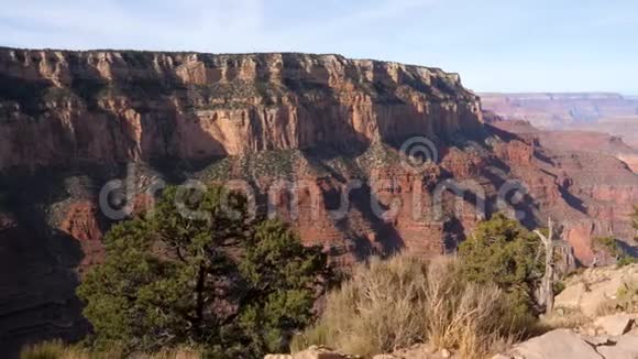 沿着大峡谷峭壁的旅游小径移动的照片视频的预览图