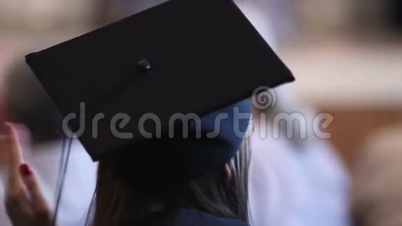 快乐的女人戴着毕业帽为老师的告别鼓掌视频的预览图