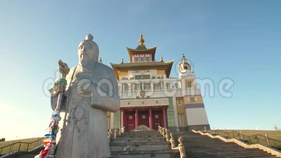 佛寺前的雕像视频的预览图