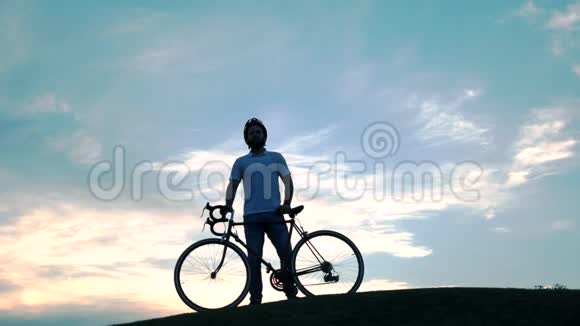在美丽的天空中骑自行车的人视频的预览图