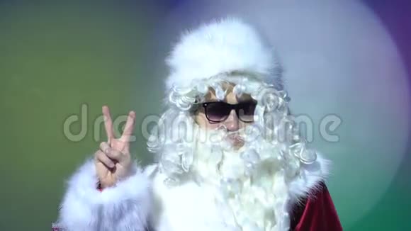 夜总会里英俊的圣诞老人对着镜头做胜利手势视频的预览图