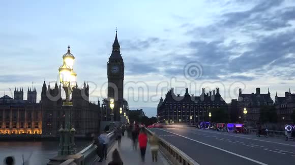 黄昏时分伦敦西敏寺大桥大本钟上的人流和交通视频的预览图