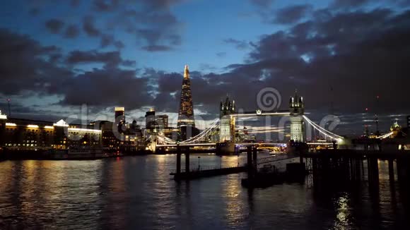 黄昏的晚霞在伦敦塔桥和沙德的夜城灯光下视频的预览图