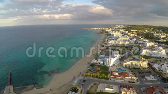 蓝天地中海海水冲刷沙滩塞浦路斯度假城市视频的预览图