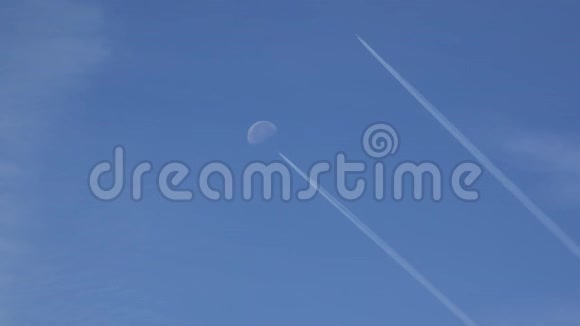 白天飞机在月球前飞行视频的预览图
