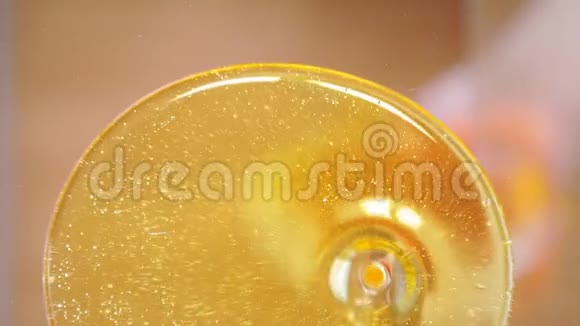 一股蜂蜜流到一个玻璃瓶里特写视频的预览图