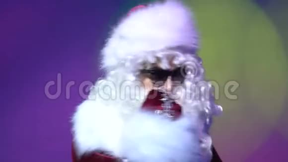 咄咄逼人的圣诞老人很生气在聚会上挥拳失去控制视频的预览图