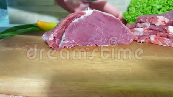 男人厨房里切生肉视频的预览图