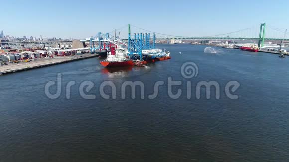 费城重型运输船运送龙门起重机的空中景观视频的预览图