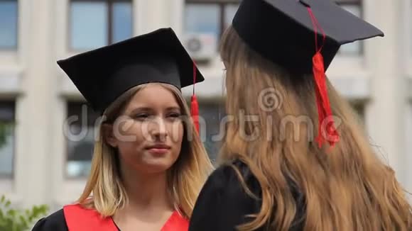两位年轻的女毕业生在毕业典礼后讨论未来的计划视频的预览图