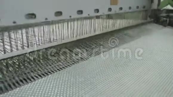 大型织机编织白色合成纤维视频的预览图