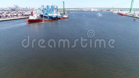 费城克兰斯号重型运输船提供龙门的空中景观视频的预览图